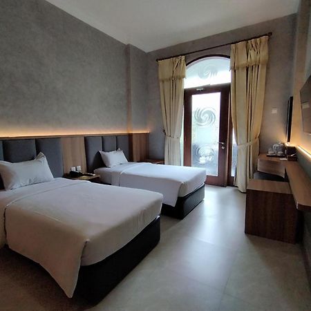 The Grand Palace Hotel Malang Esterno foto