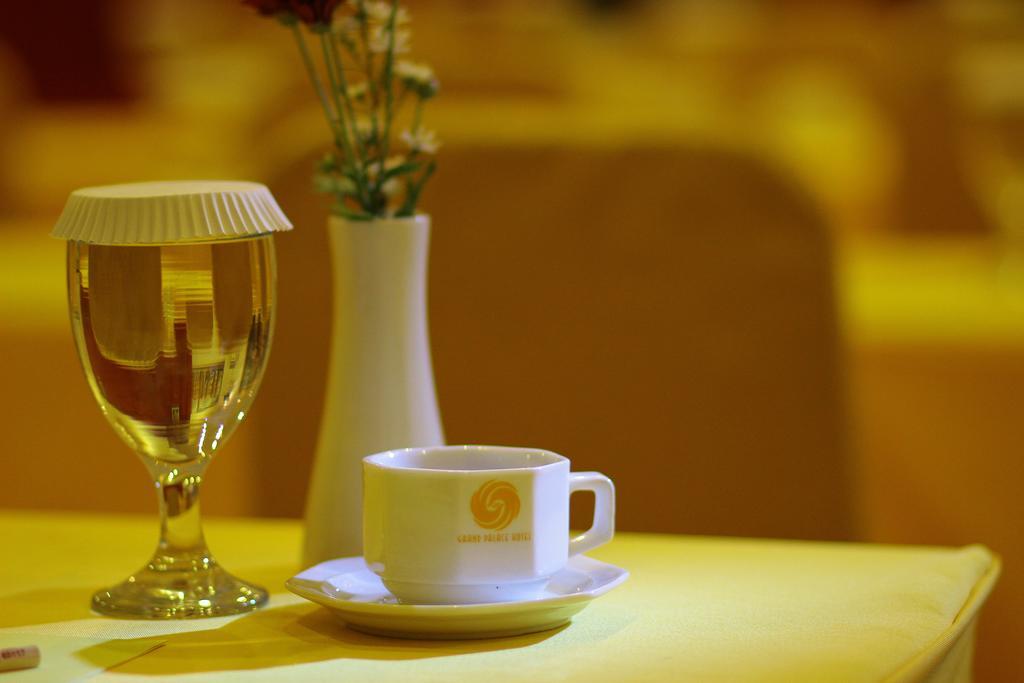 The Grand Palace Hotel Malang Esterno foto