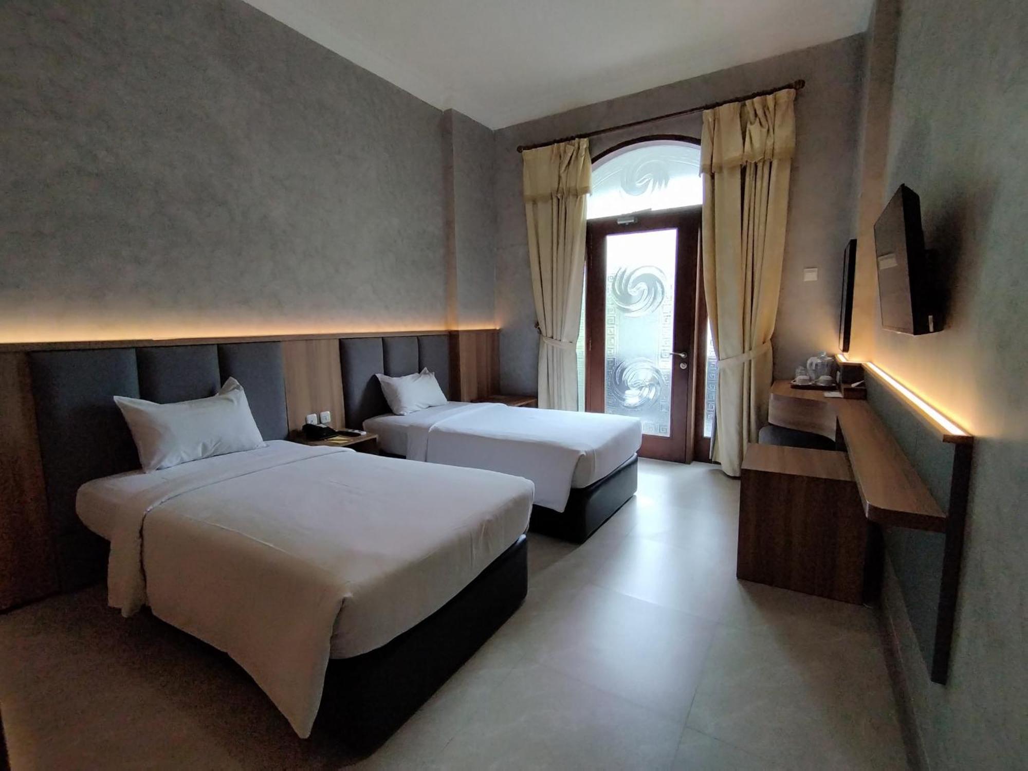 The Grand Palace Hotel Malang Esterno foto