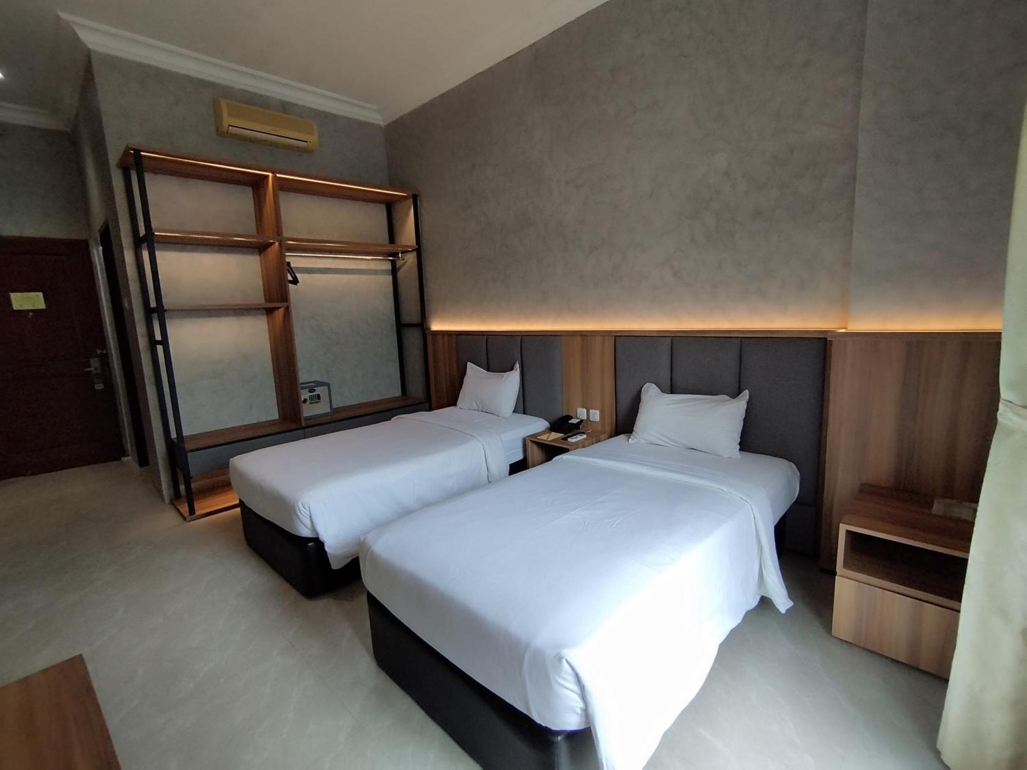 The Grand Palace Hotel Malang Esterno foto
