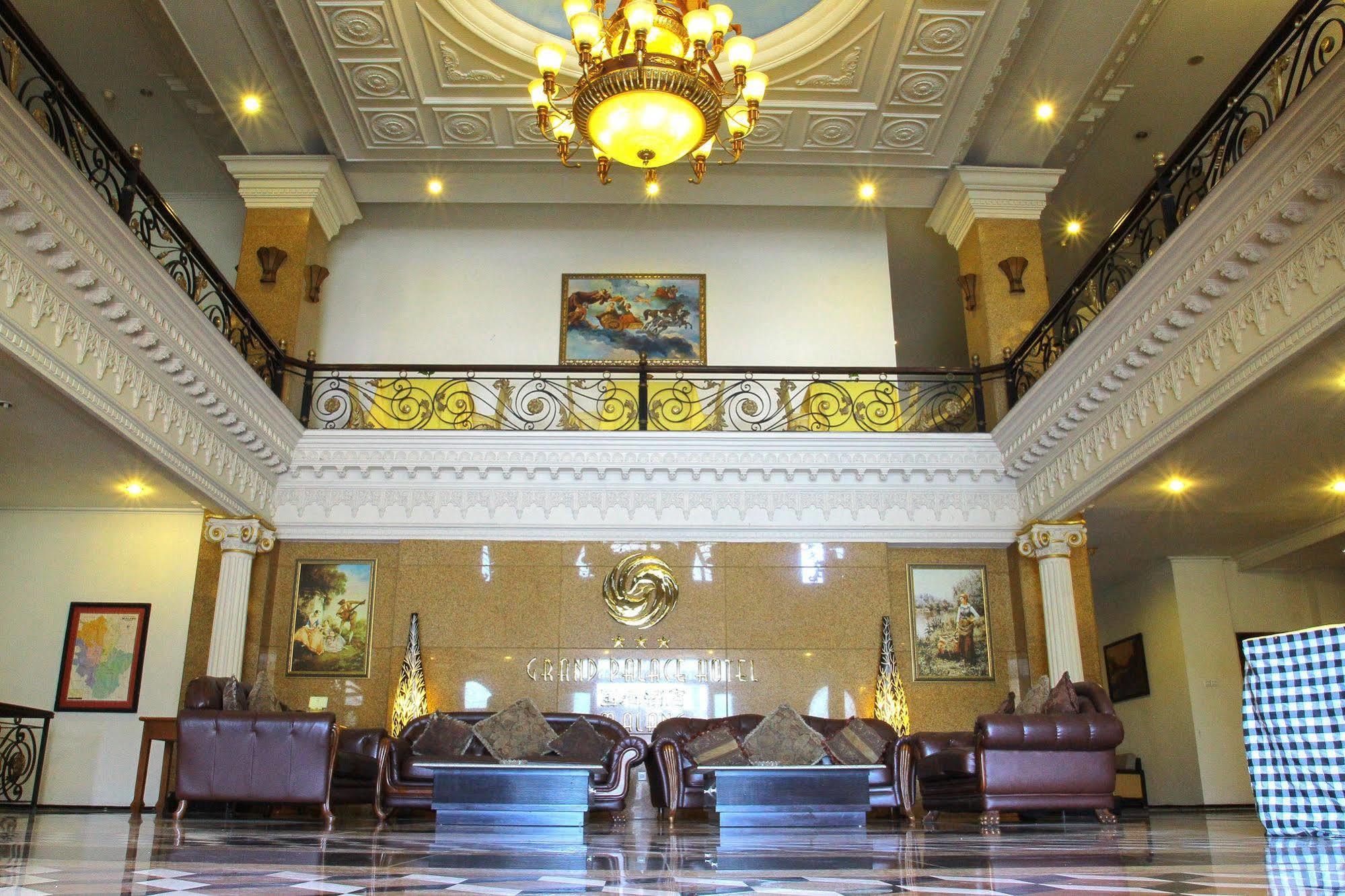 The Grand Palace Hotel Malang Esterno foto