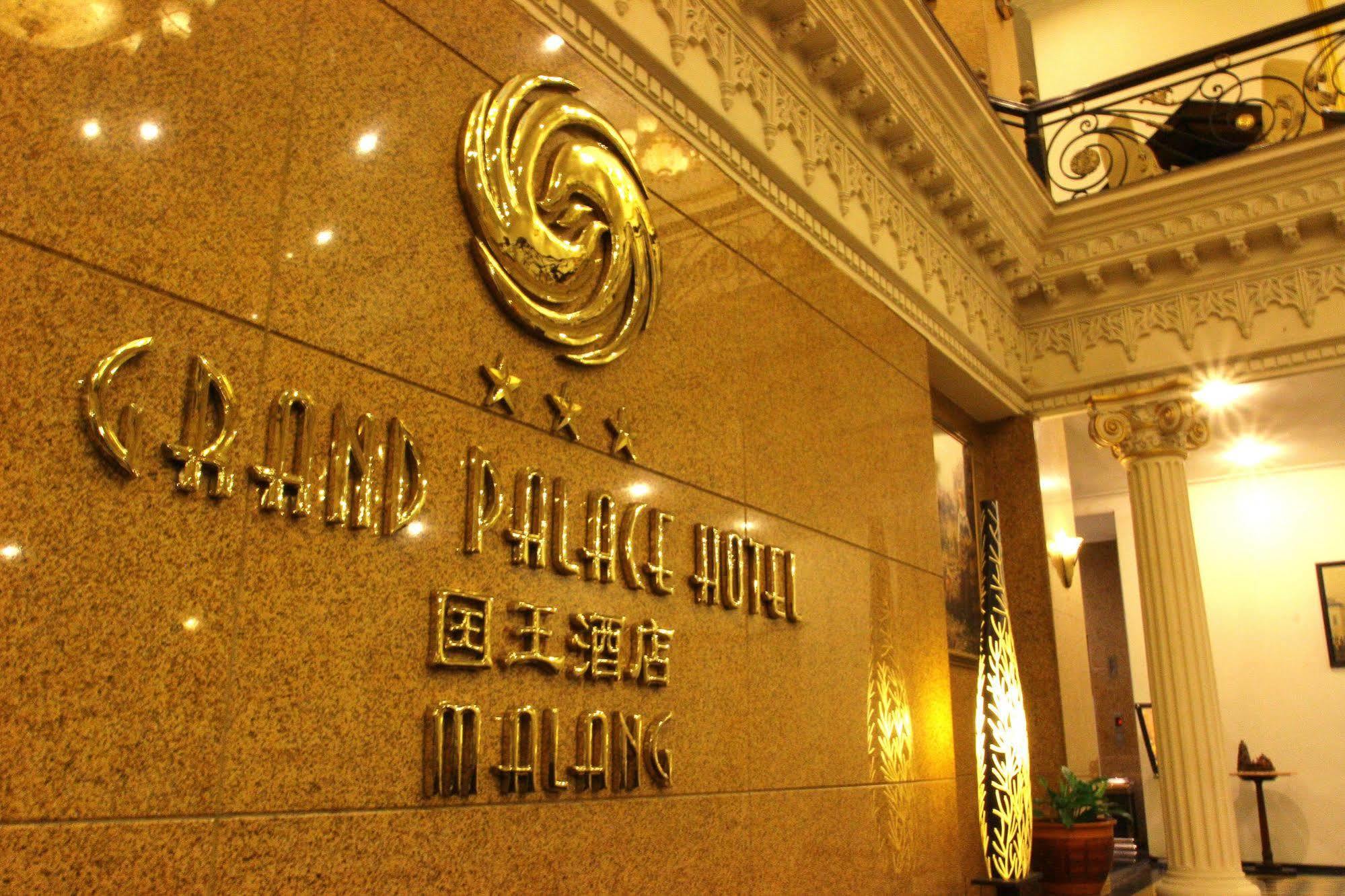 The Grand Palace Hotel Malang Esterno foto