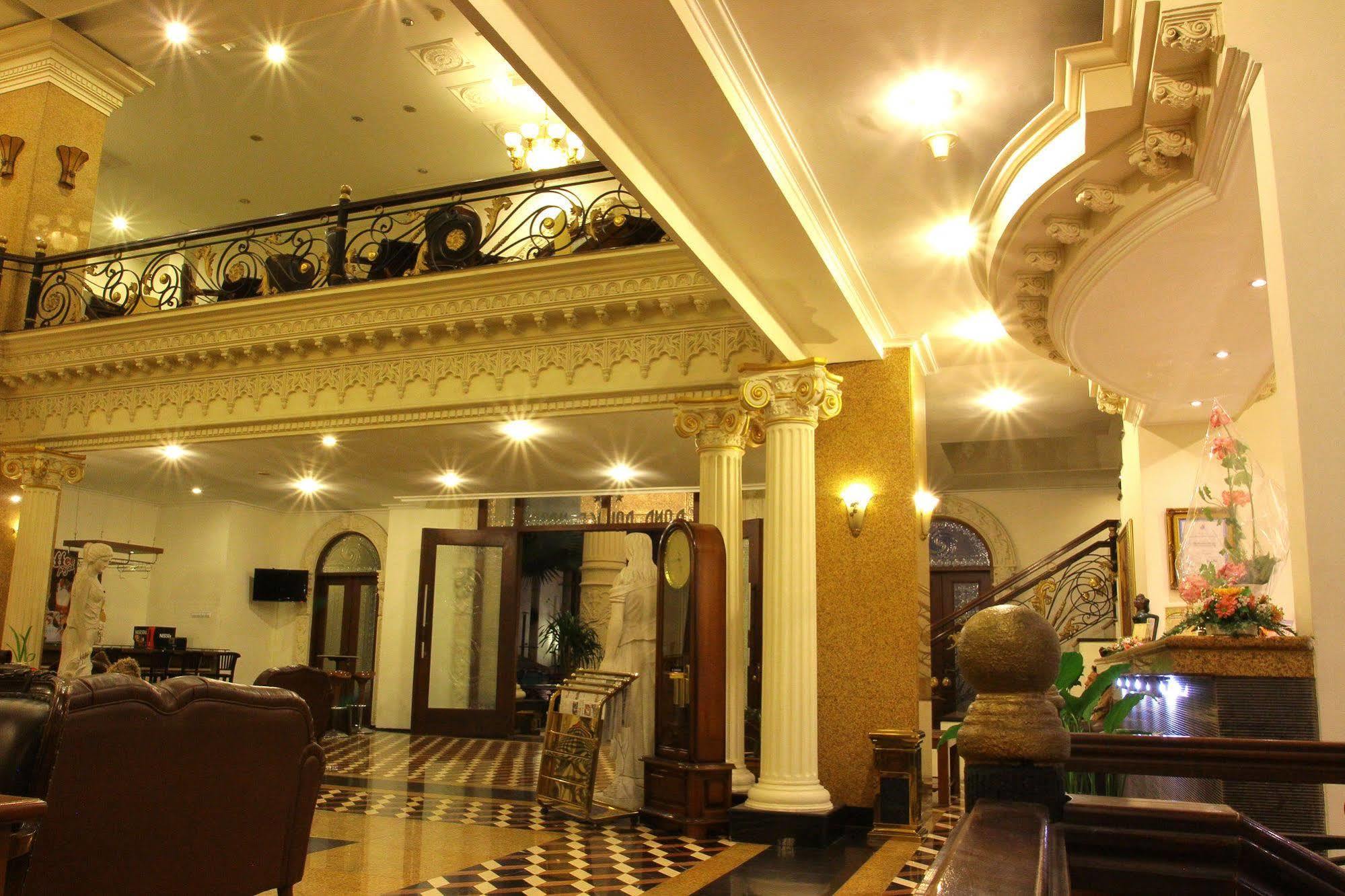 The Grand Palace Hotel Malang Esterno foto
