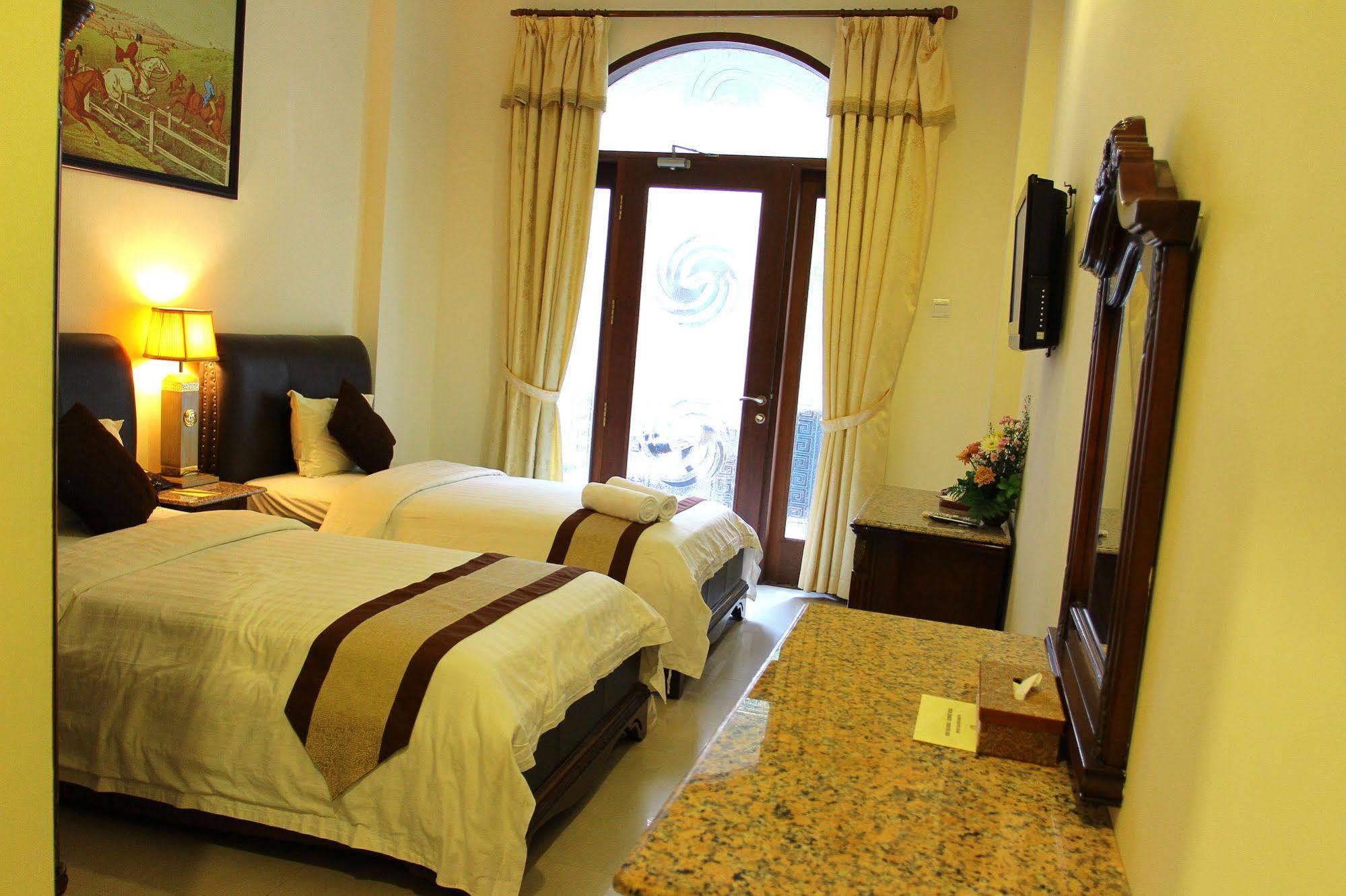 The Grand Palace Hotel Malang Esterno foto