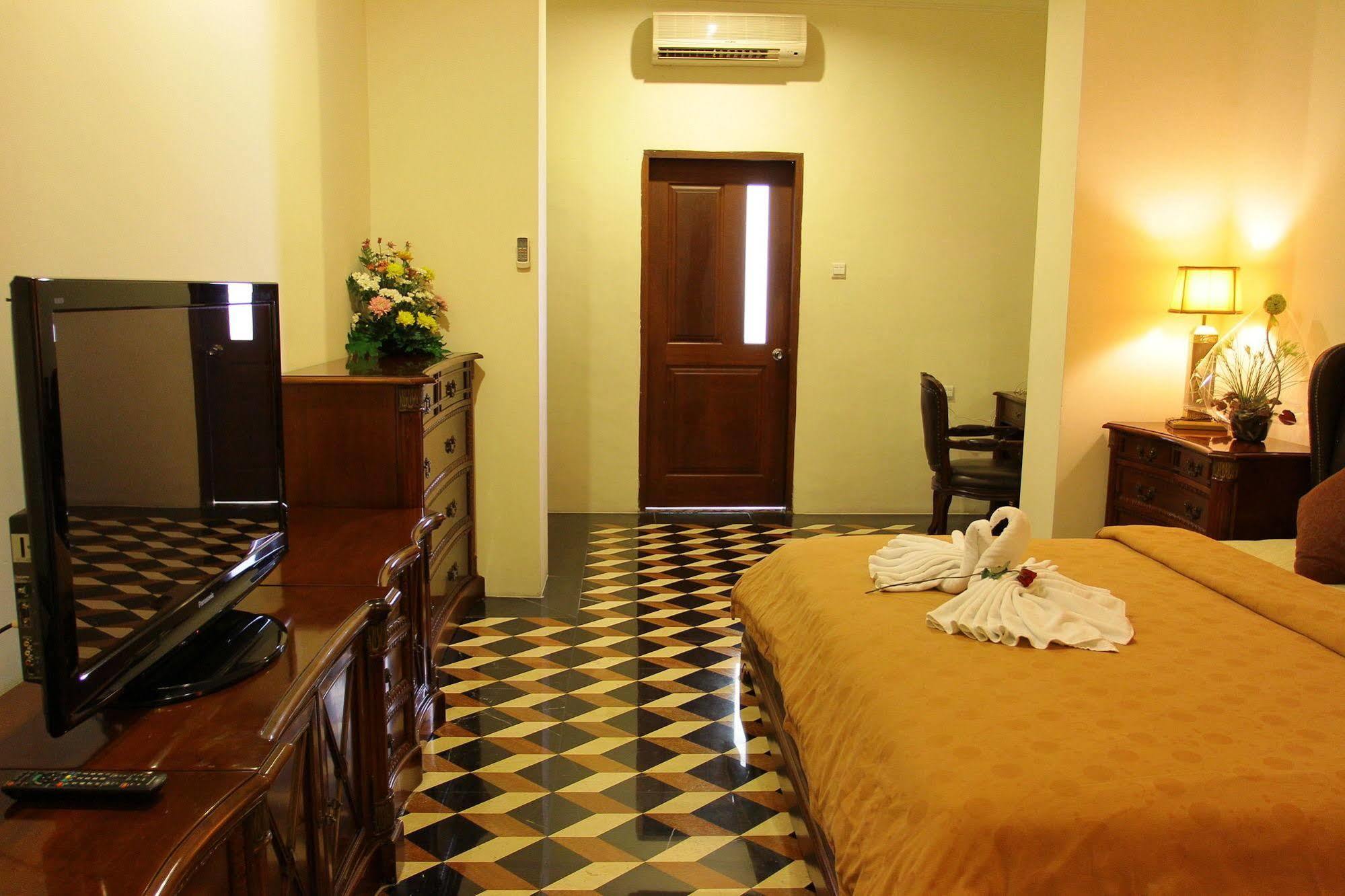 The Grand Palace Hotel Malang Esterno foto