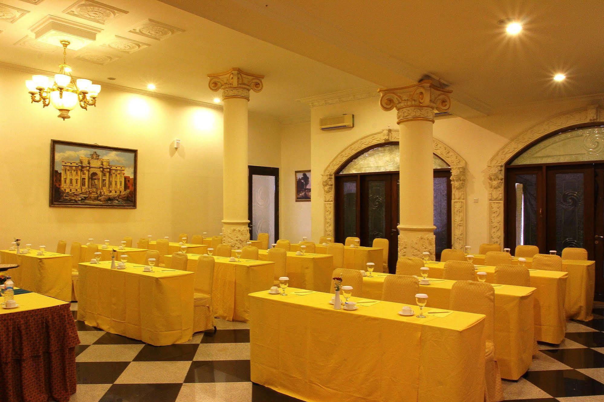 The Grand Palace Hotel Malang Esterno foto