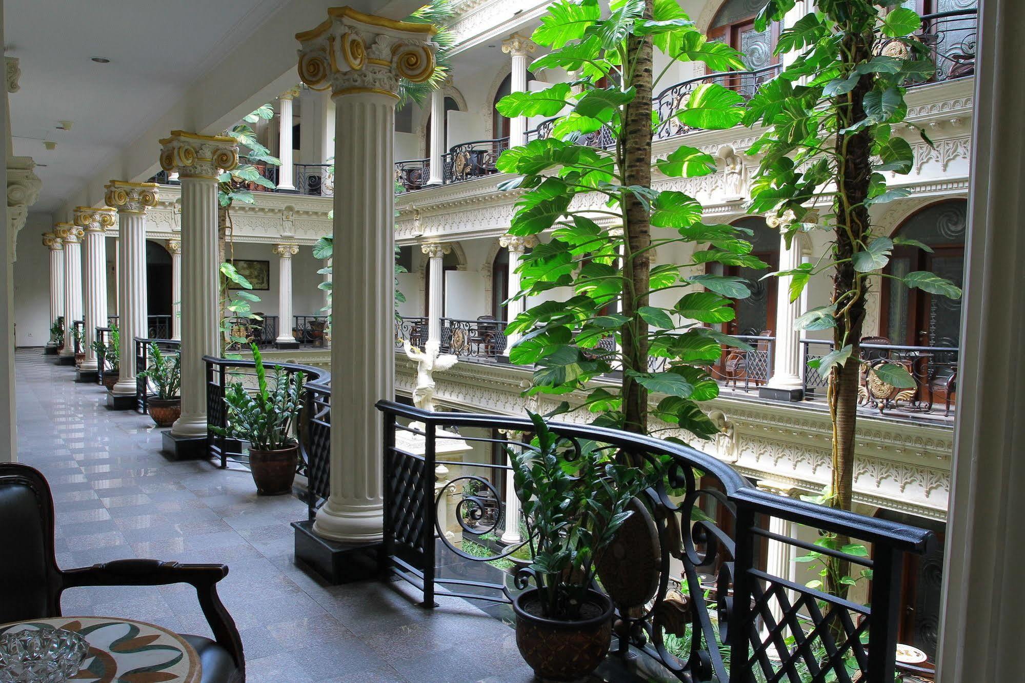 The Grand Palace Hotel Malang Esterno foto