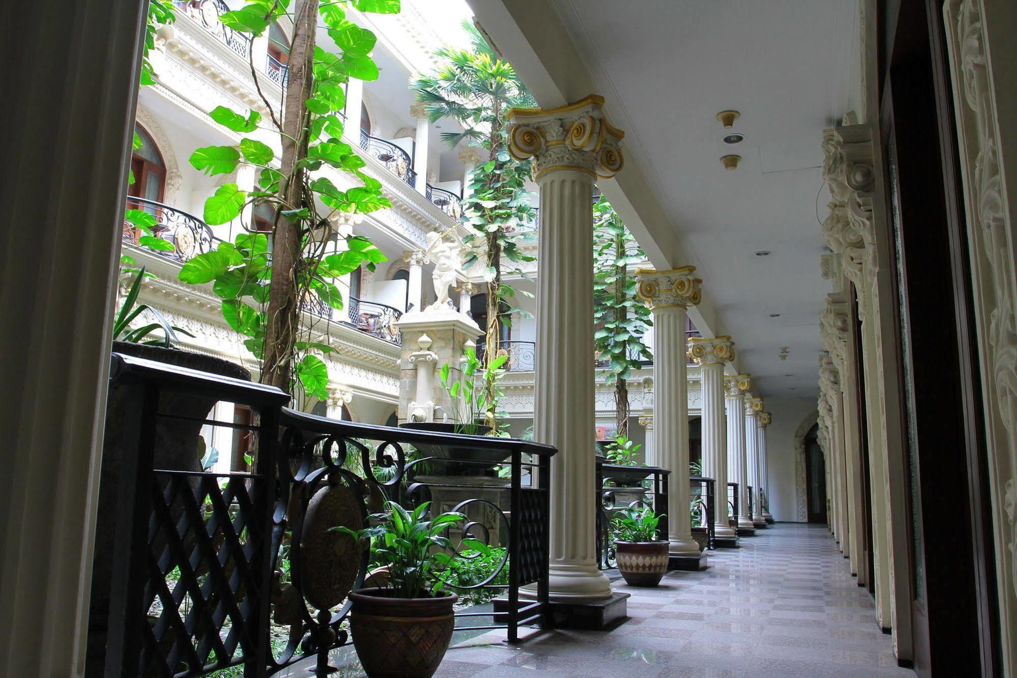 The Grand Palace Hotel Malang Esterno foto