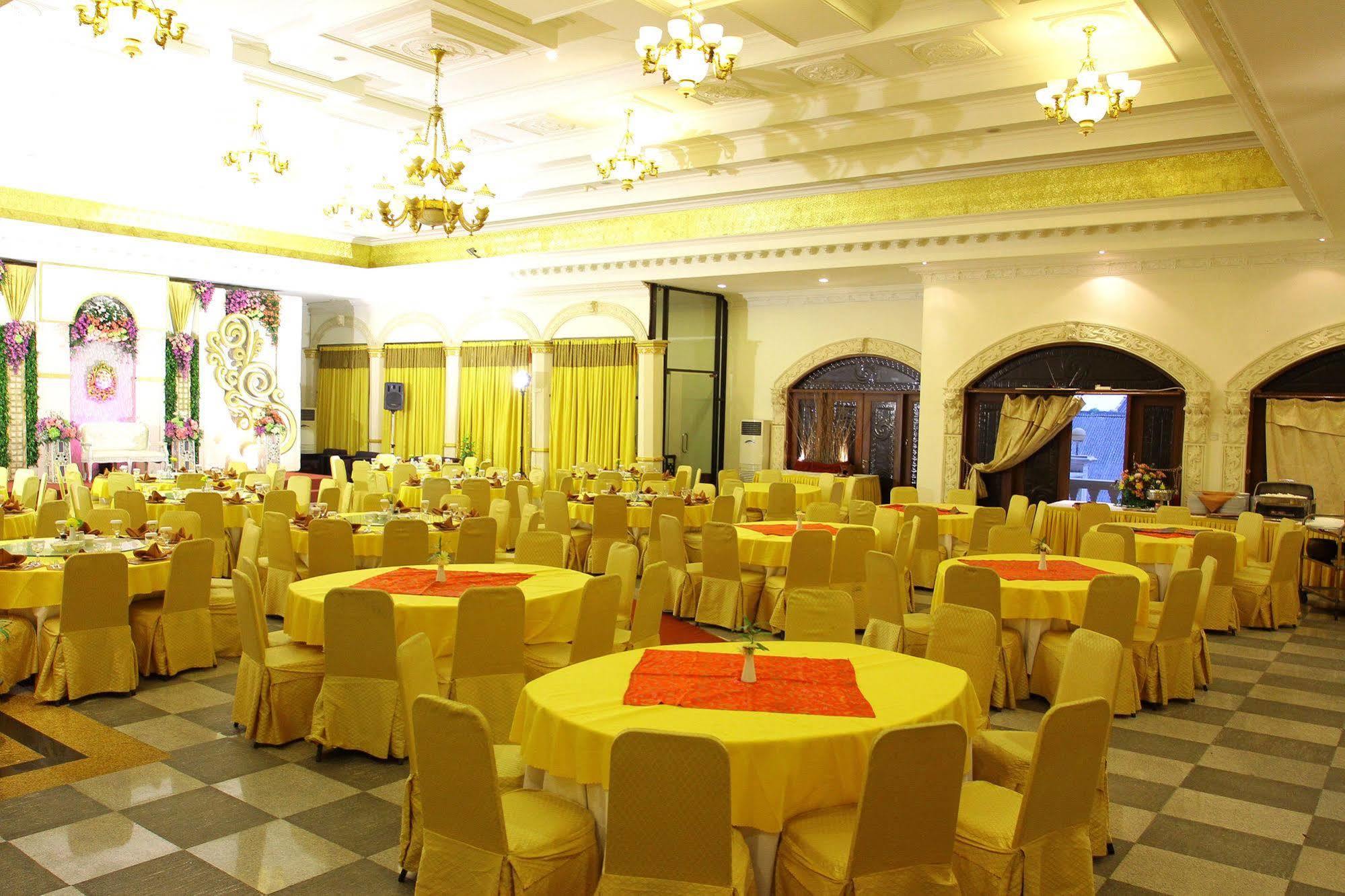 The Grand Palace Hotel Malang Esterno foto
