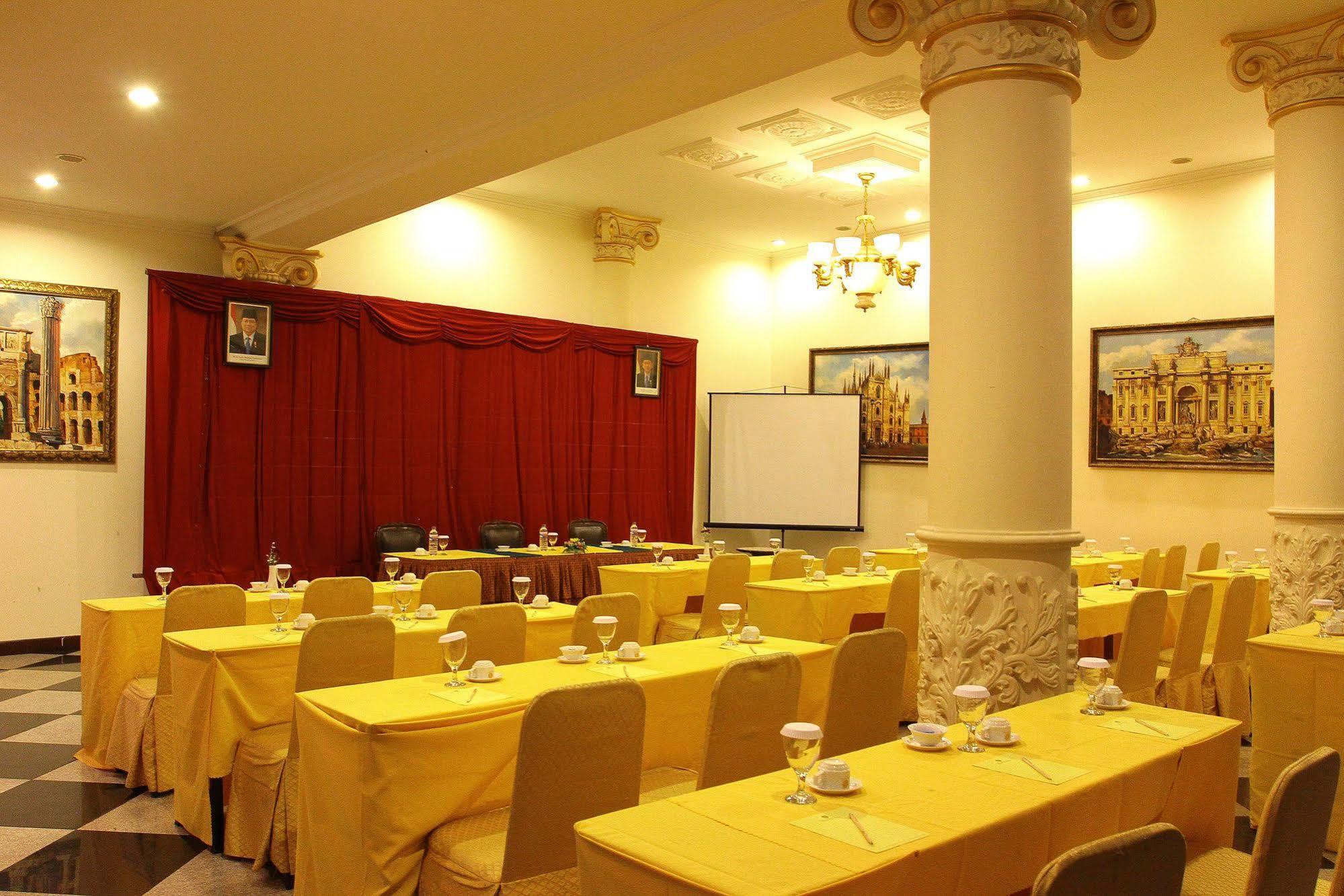 The Grand Palace Hotel Malang Esterno foto